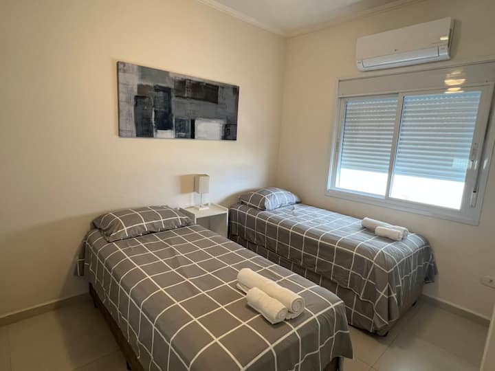 Apartman 2 ima dva odvojena kreveta i krevet na izvlačenje. 