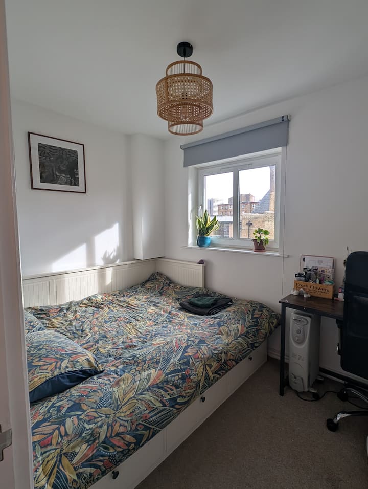 გაშლილი დივანი 2 ადამიანისთვის.