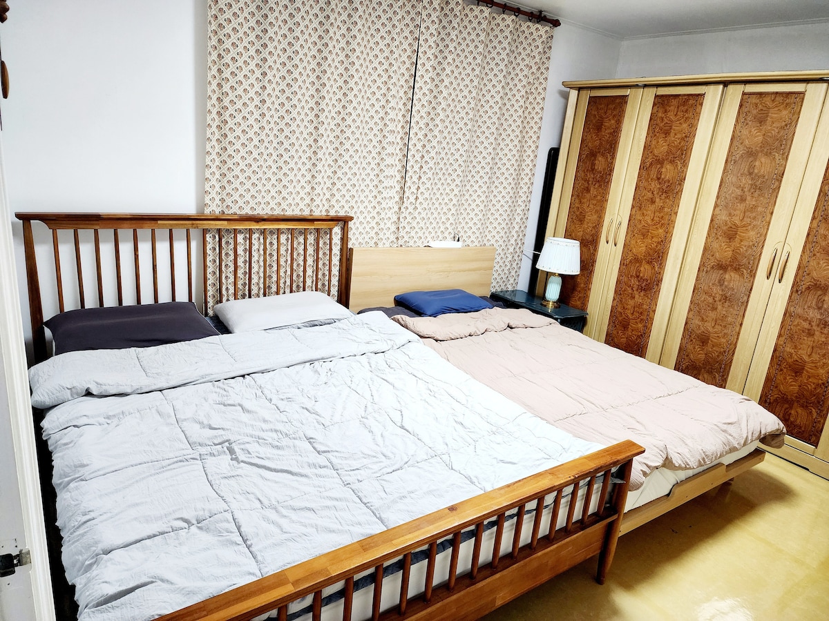 Dormitorio 3: 1 cama tamaño queen, 1 súper individual. 