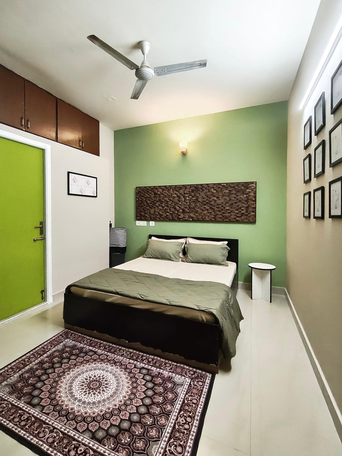 ห้องนอนจาก S1 - พร้อมเครื่องปรับอากาศเต็มรูปแบบและห้องน้ำและระเบียงที่ติดกัน 