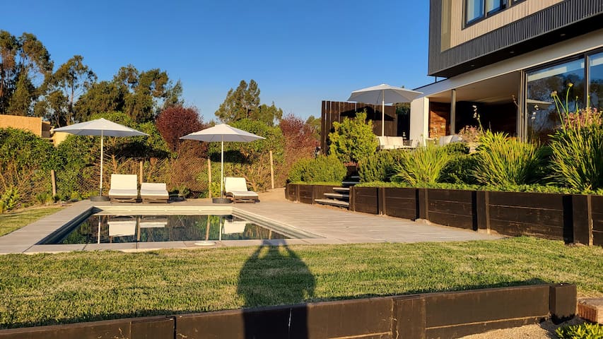 Entire home with 5 bedrooms in Zapallar - Polo Maitencillo, Piscina