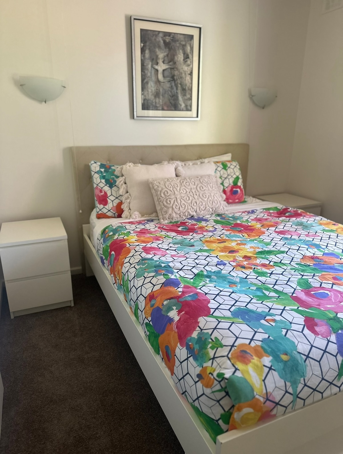 Dormitorio 2 - Cama queen ~ Habitación con bata con espejo y vistas al jardín ~ Colchón ortopédico, mesas auxiliares y luces, espacio para colgar