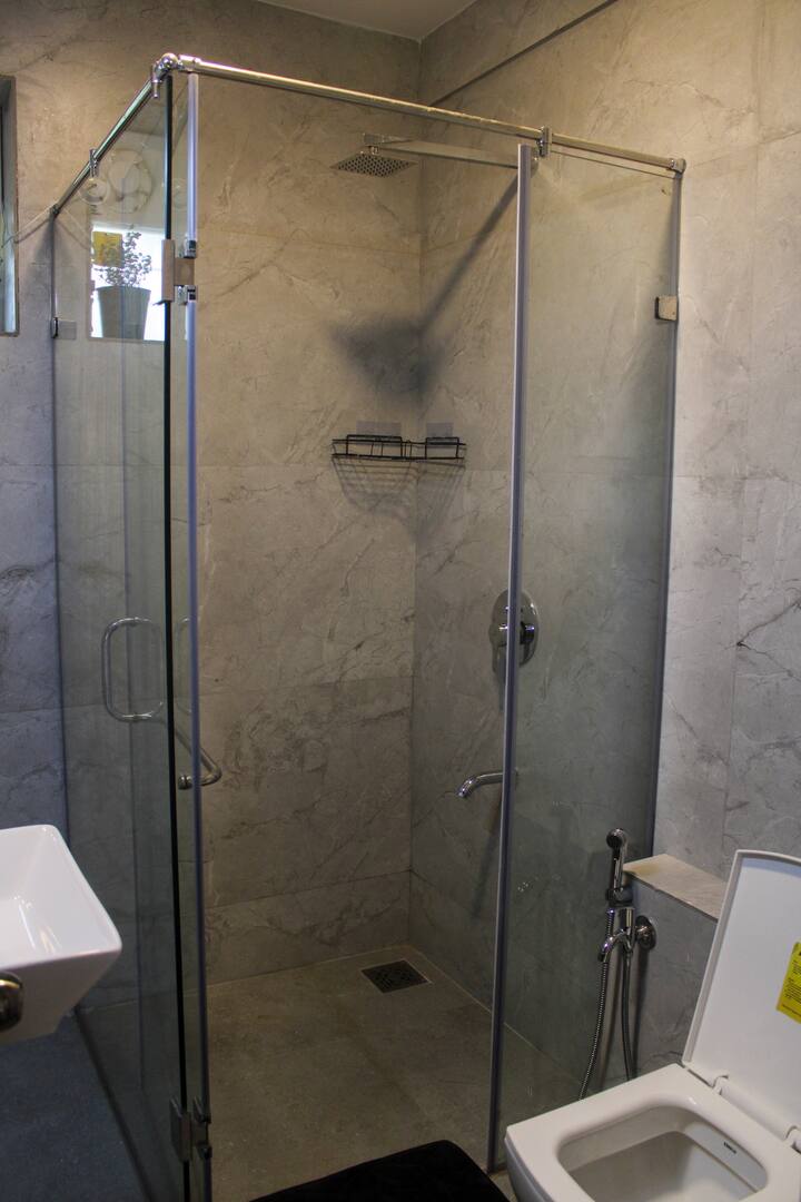 Full bathroom image 1