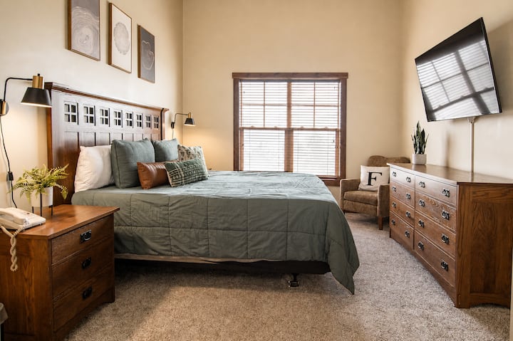 Suite King confortable avec télévision connectée, liseuses, placard et salle de bain spacieuse