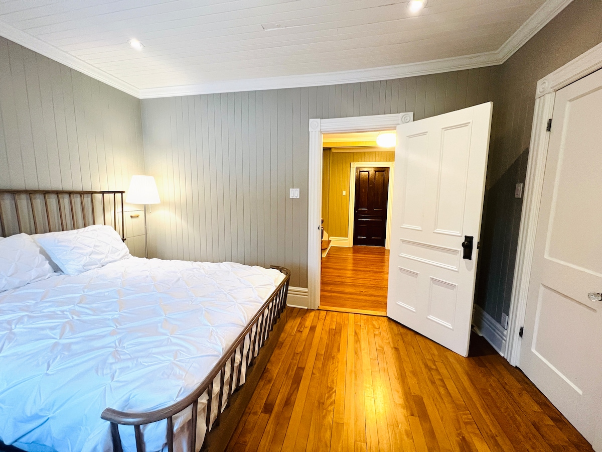 Преку ходникот,тоа е вашата приватна бања.