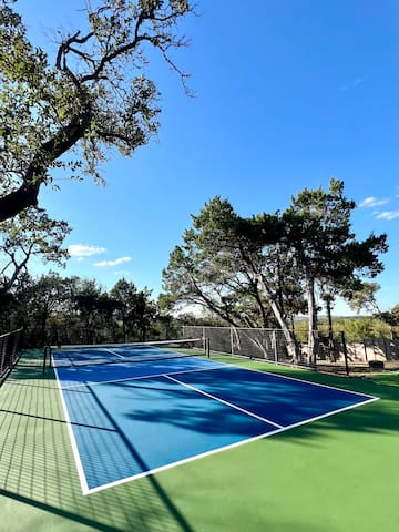 Lux Pool & Pickleball Villa | 9 Mins DT, Sleeps 18 gallery image 5