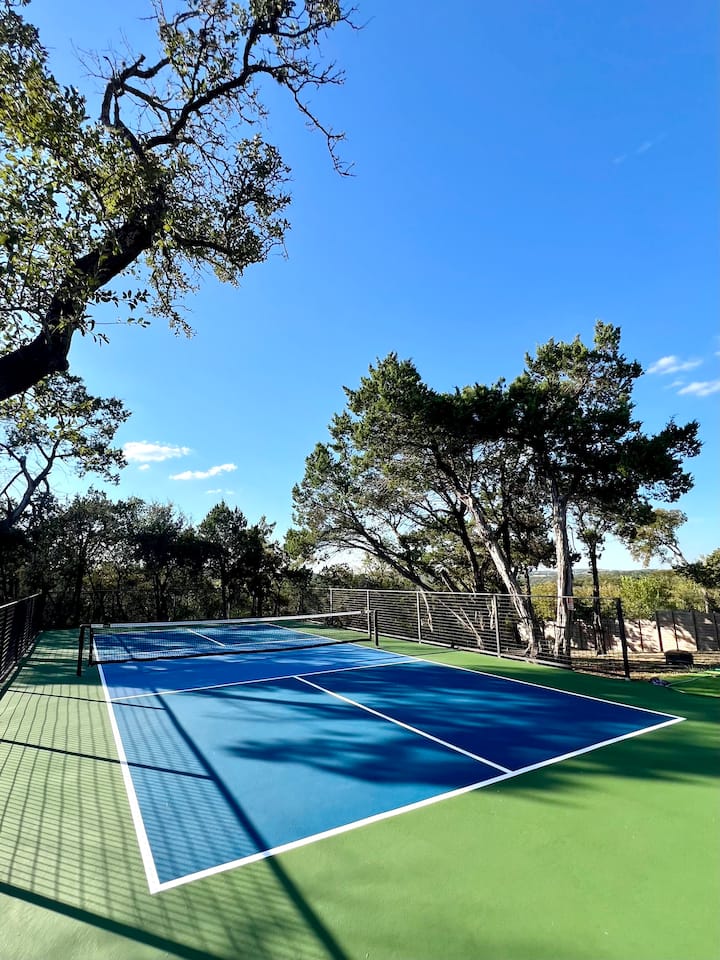 Luxe Wellness Estate: Pickleball, Pool, Spa, Sauna