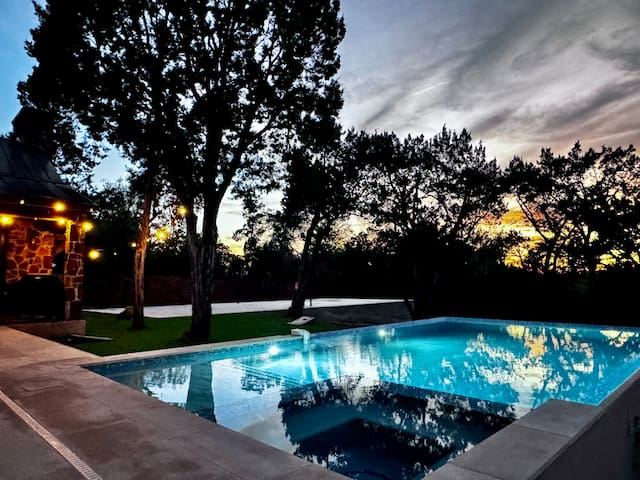 Luxury Wellness Estate: Pickleball, Pool & Sauna