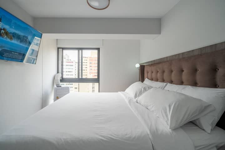 Ისიამოვნეთ სასიამოვნო დასვენებით ჩვენს დიდი ზომის საწოლში. Თქვენი კომფორტისთვის გვაქვს 55-დუიმიანი სმარტ-ტელევიზორი პრემიუმ-კლასის Netflix და Prime ანგარიშებით.