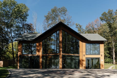 Lakefront, Sauna, Hot Tub – Luxury 6BR Mansion