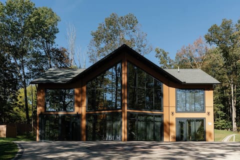 Lakefront, Sauna, Hot Tub – Luxury 6BR Mansion