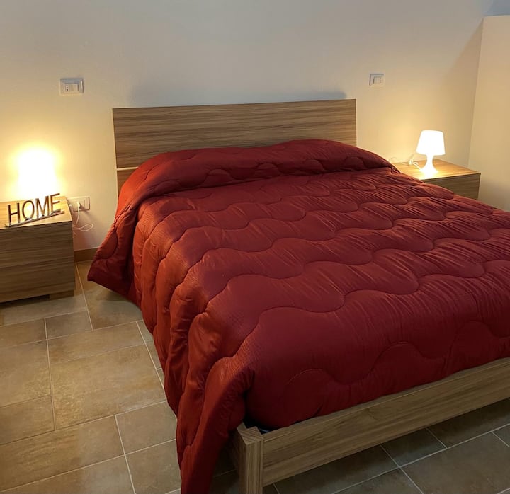 双人卧室配有床头柜、梳妆台和大衣柜