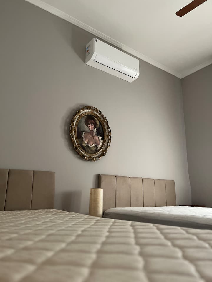 Habitación con aire acondicionado y ventiladores de techo.