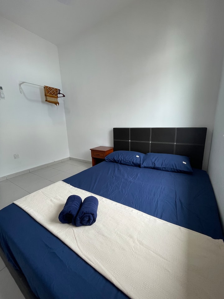 Dormitorio 3. Cama de matrimonio con aire acondicionado y ventilador de techo.