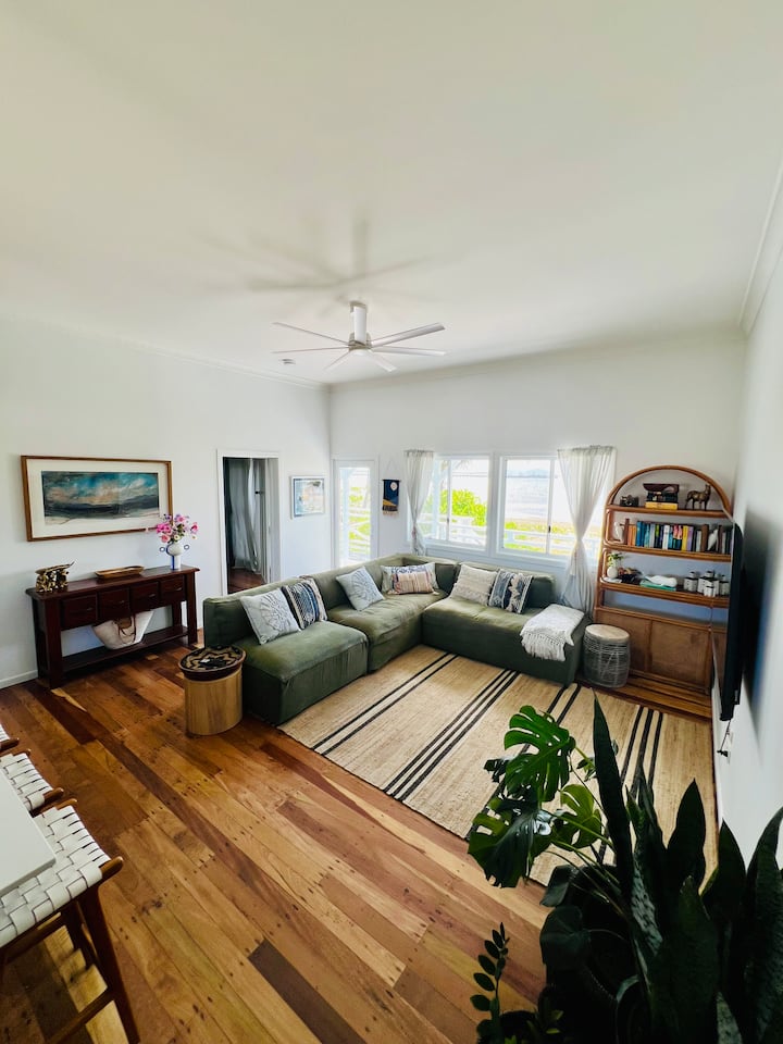 Ocean Views, Absolute Beachfront Bowen Beach House - 보웬