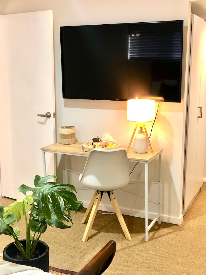 Офис пространство в основната спалня 