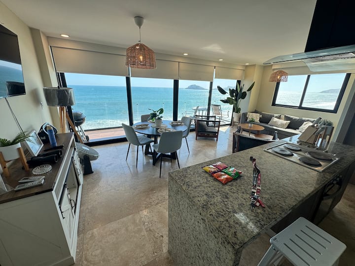 غرفة معيشة مجددة حديثًا 