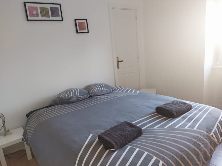 Habitación 2 con vista parcial al mar.