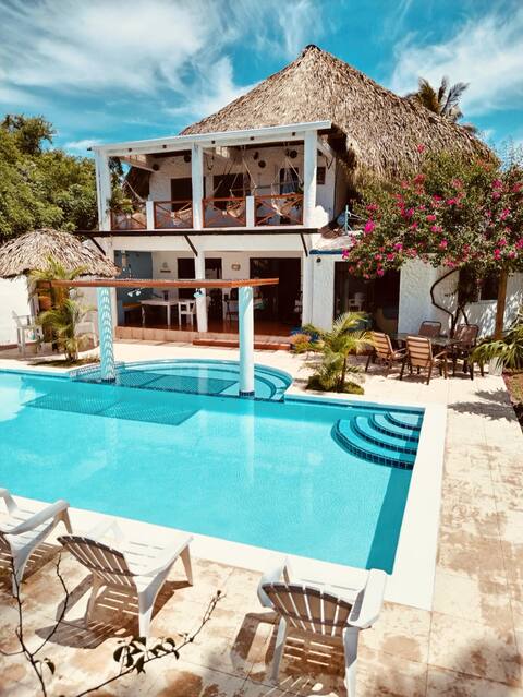 Chalet 4 quarartos y 5 baños. A/C with large pool