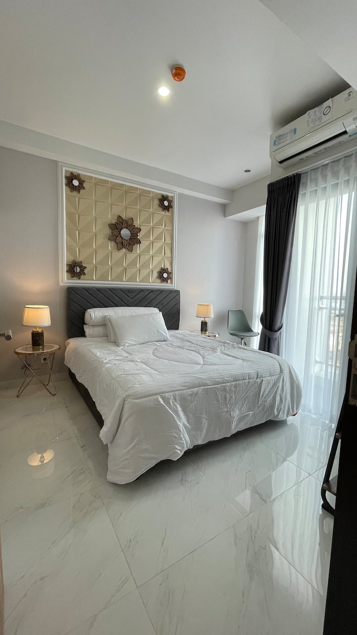 חדר שינה שני עם מיטת קינג סייז.
מזגן מלא,
ארון בגדים
יש מרפסת עם נוף לנקודה המרכזית של אינדונזיה וחוף לוסארי.