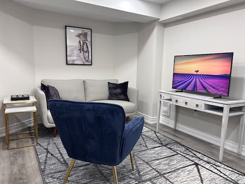 Successful Airbnb property: Bright, Spacious, Quiet 2 bedroom - Licensed in Oakville