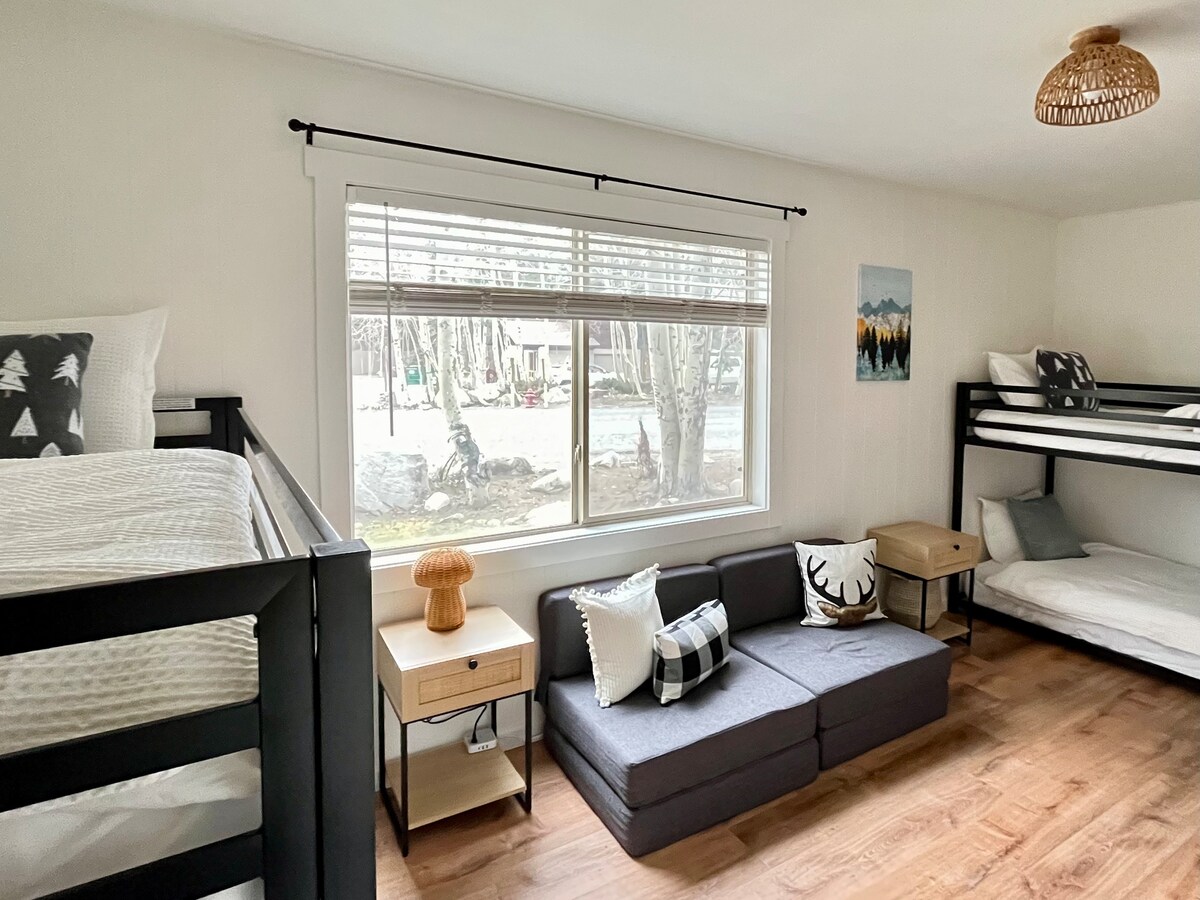 Chambre superposée en bas avec deux lits jumeaux superposés et sièges