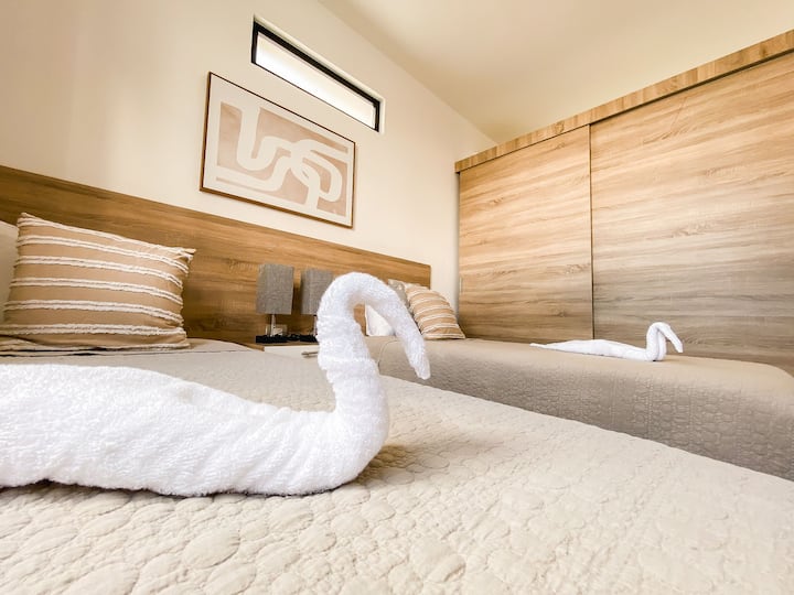 Habitación secundaria con 2 camas twin size.