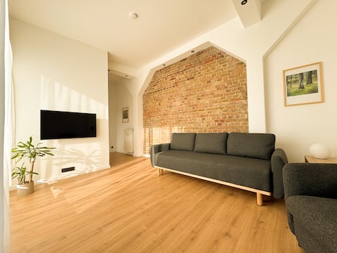 Top performing Airbnb: Bright & Quiet Rooftop Apartment in Berlin Mitte in Moabit