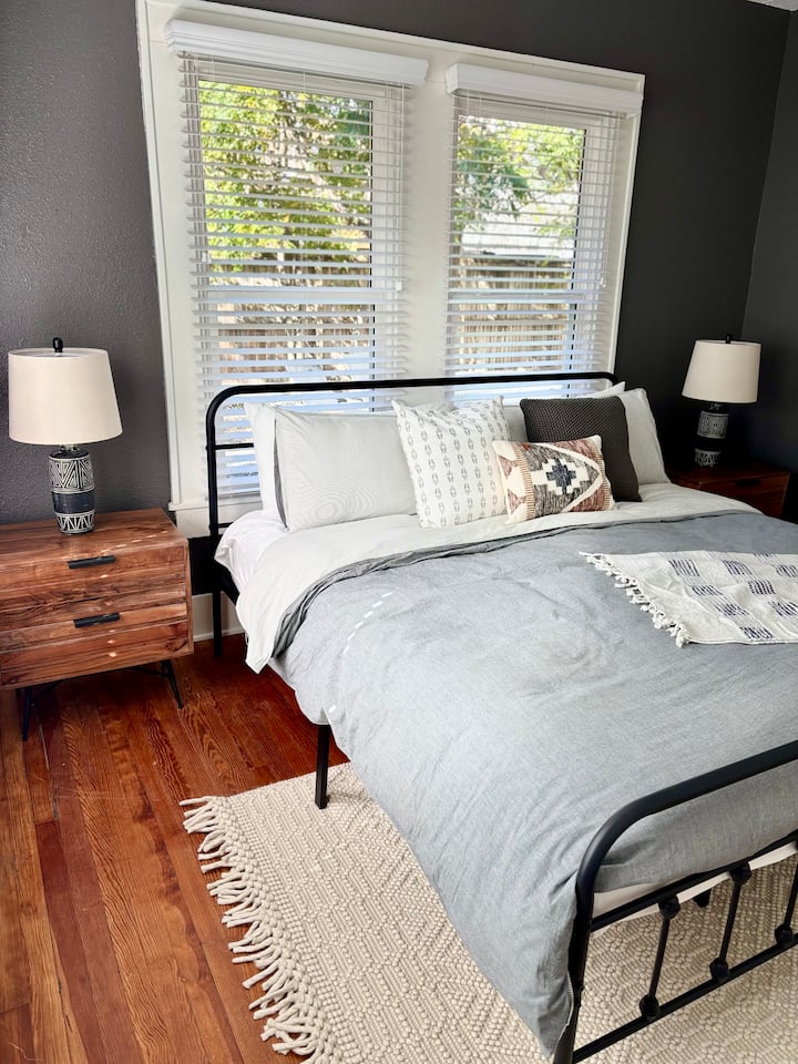 Po dlhom dni z pohodlia tejto primárnej manželskej postele budú existovať len sladké sny! Táto izba je vybavená pohodlnými posteľami a funkčnými kúskami, ako sú nočné stolíky, nabíjačka na telefón, stojan na batožinu a lampy. Dobre sa vyspite ! 