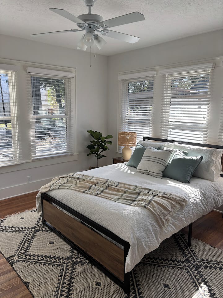 Oddýchnite si v príjemnej manželskej posteli s luxusnou posteľnou bielizňou a štýlovou útulnou výzdobou. Táto spálňa ponúka priestrannú skriňu s vešiakmi a prikrývkou navyše pre vaše pohodlie. Užite si to! 
