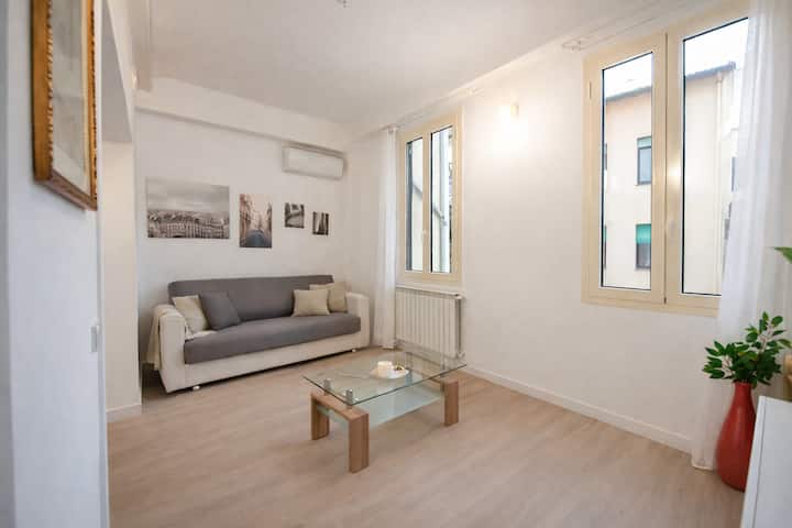Steps From Santa Croce- Spacious With 2 Bathrooms - Florence