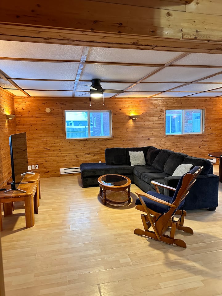 Vista dalla camera da letto 3 che si affaccia sul soggiorno principale. Il divano letto è il quinto letto estraibile. 