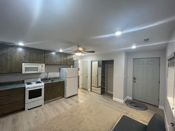 Brand New Studio. Spacious Bath - Washington, UT