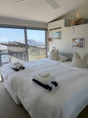 Luxury with ocean and bush views gallery image 4