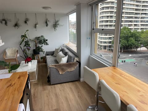 Top performing Airbnb: Hyde Park Tree-Top Views in Darlinghurst
