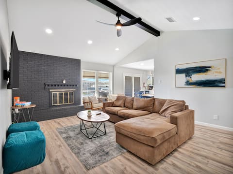 Home away from home - 3 bed 2 bath w/ pool!