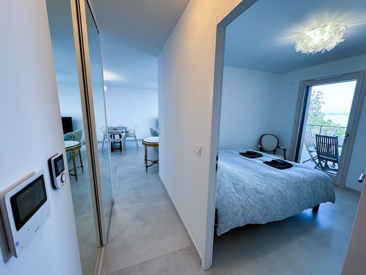 Vue de la Chambre 2 depuis le couloir. Grand placard de rangement du couloir avec portes-miroir