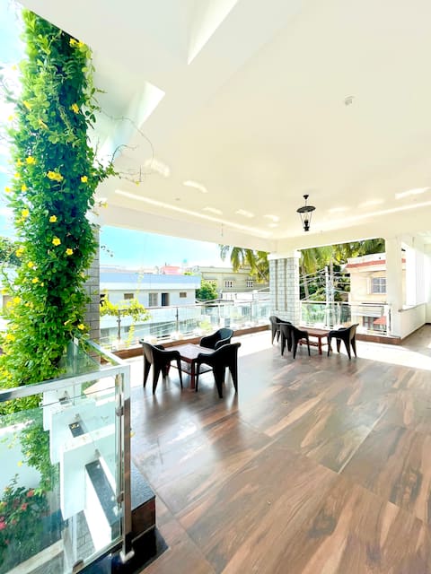 White Home Stay - 10 Mins Walk to Main Beach