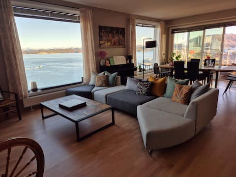 Top Airbnb: Sea view modern new flat in Stavanger. in Hillevåg