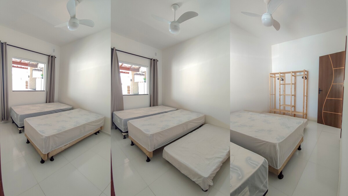 חדר 01:
מיטת יחיד, ביקה, מתלה בגדים, וילון האפלה ומאוורר תקרה 