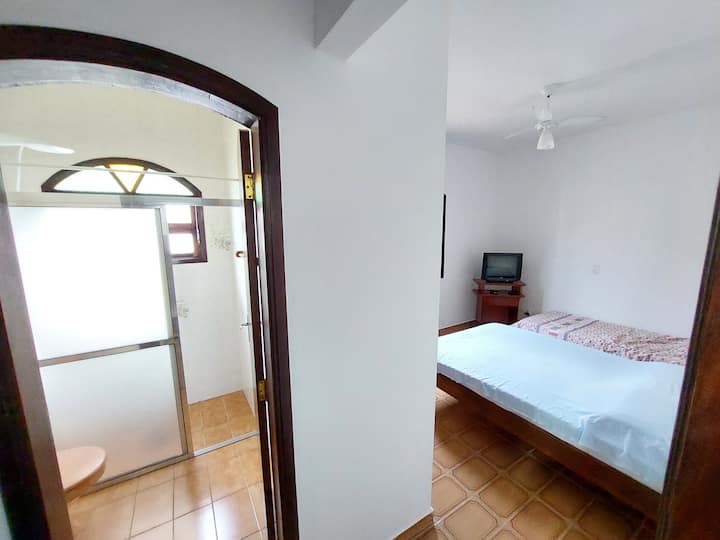 Suite met 1 standaard 2-persoonsbed en 1 eenpersoonsbed. Het heeft een plafondventilator.