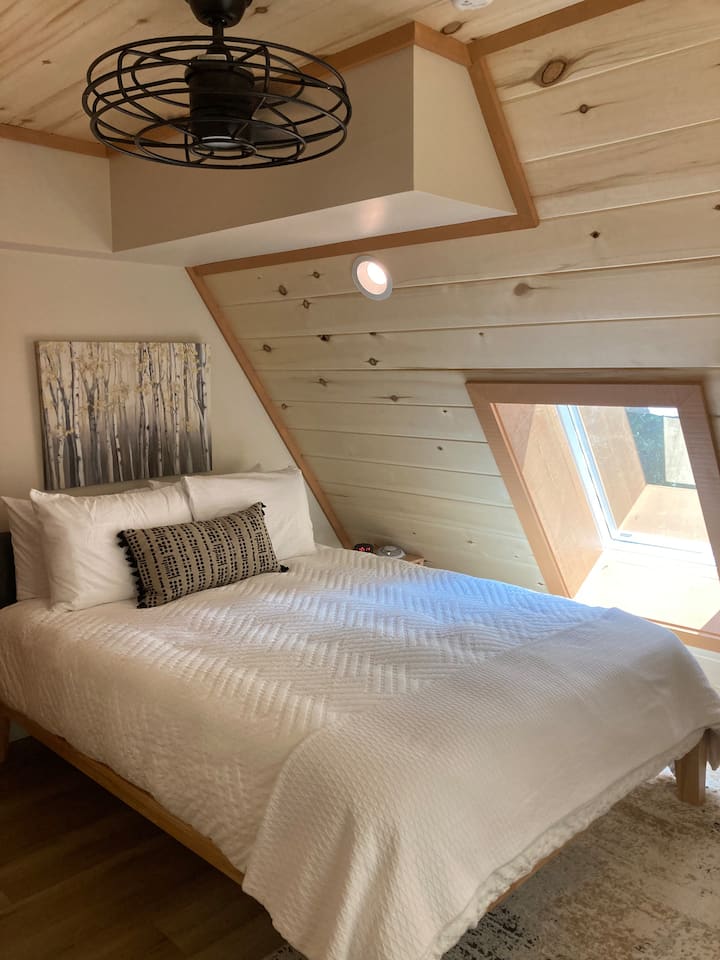 आरामदायक जापानी ने आपके आराम के लिए अमृत हाइब्रिड गद्दे (फोम और स्प्रिंग्स) के साथ थुमा क्वीन बेड फ़्रेम को डिज़ाइन किया है। कुदरत के परफ़ेक्ट नज़ारे के लिए आसमान की रोशनी। सोने का मज़ा लेने के लिए नेचर साउंड मशीन। आपकी पसंद के लिए मुलायम और मज़बूत तकिए दोनों।