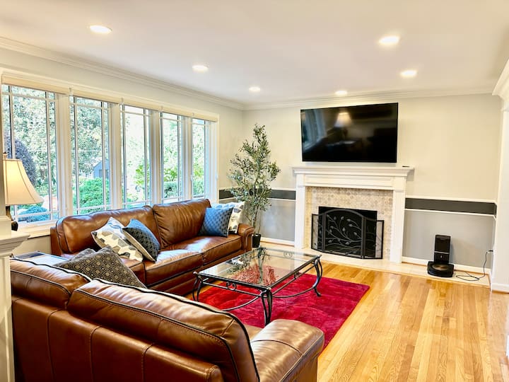 Juniper Place: A Luxury Retreat - Annandale, VA