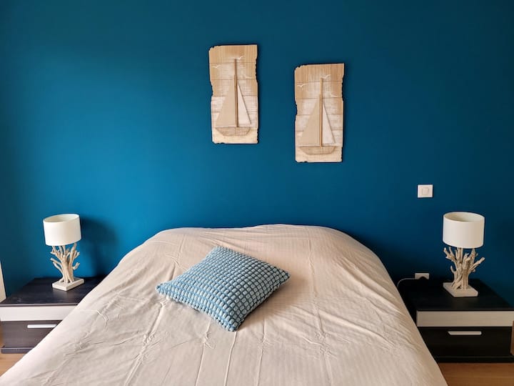 Glavni krevet u spavaćoj sobi 260 x 200 , TV s Netflixom i frizerom.