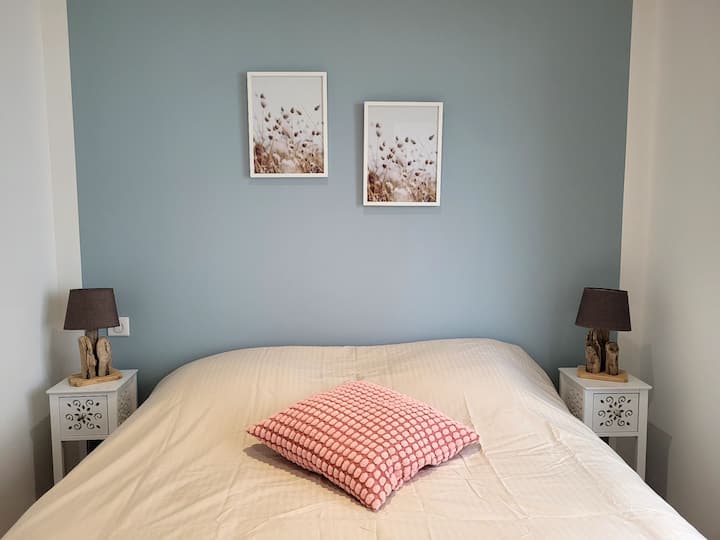 Spavaća soba br. 2, krevet 260x200 s ormarom i radnim stolom.