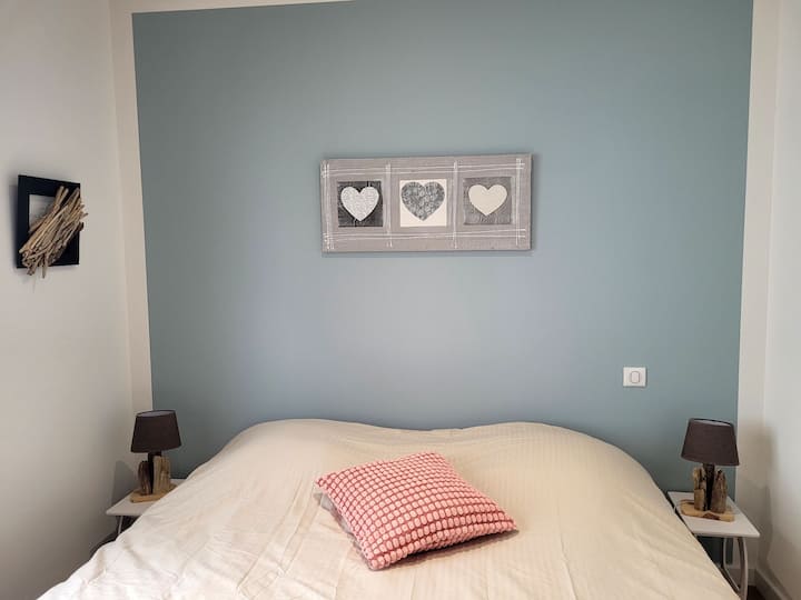 Spavaća soba br. 3 s krevetima 180 x 20 ili 2 x 200 x 200. Klizni ormar s visećim prostorom.