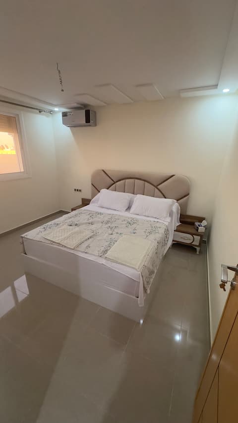 Cosy Apartment - 2 Bedrooms - Air-conditioned - Garage