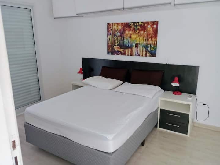 Apartman je opremljen klima-uređajem i balkonom s pogledom na ulaz u kuću.