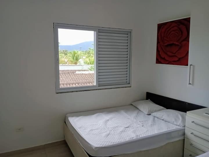 Soba opremljena klima-uređajem, standardnim bračnim krevetom i krevetom za jednu osobu također ima stropni ventilator.