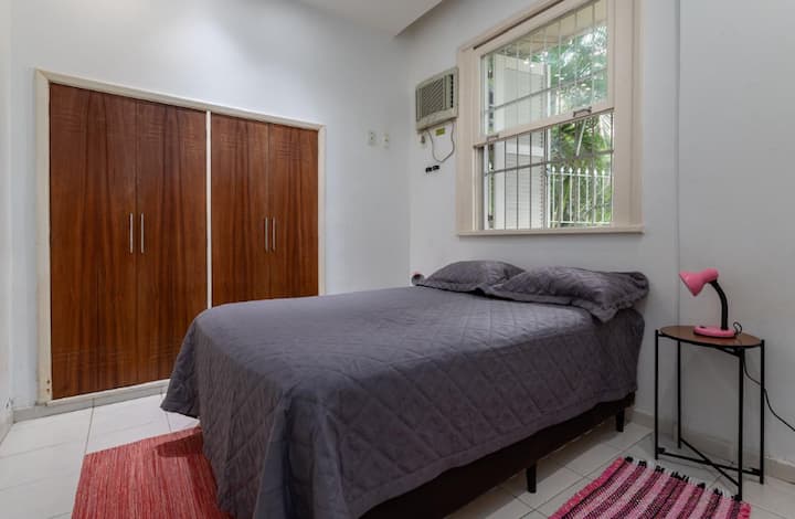 Rum med en dubbelsäng, garderob, bagageutrymme, luftkonditionering 